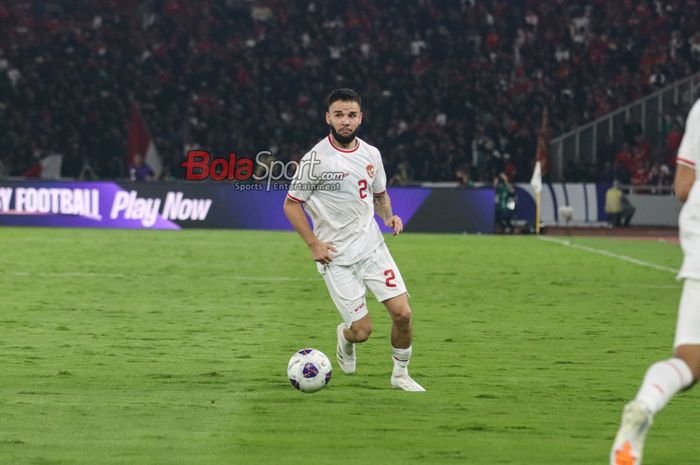 Pemain timnas Indonesia, Calvin Verdonk, sedang menguasai bola saat bertanding di Stadion Utama Gelora Bung Karno, Senayan, Jakarta, Selasa (10/9/2024).