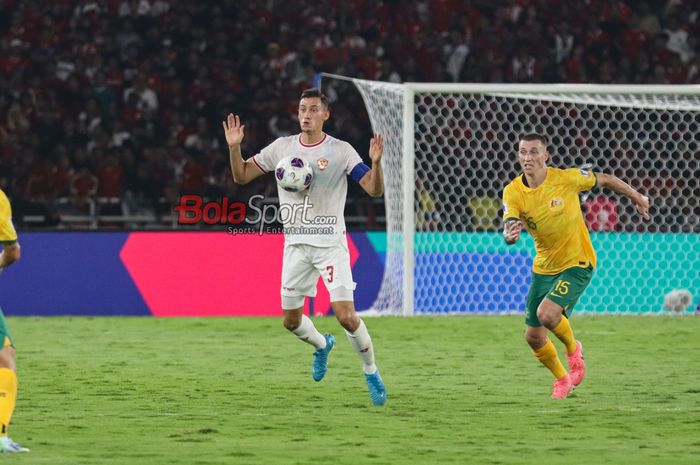 Jay Idzes (kiri) sedang menguasai bola dan dibayangi Mitchell Duke (kanan) dalam laga babak ketiga Kualifikasi Piala Dunia 2026 antara timnas Indonesia versus timnas Australia di Stadion Utama Gelora Bung Karno, Senayan, Jakarta, Selasa (10/9/2024) malam.