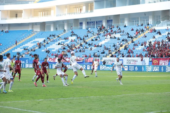 Suasana laga PSM Makassar vs Persib Bandung dalam lanjutan pekan keempat Liga 1 2024/2025 di Stadion Batakan, Balikpapan, Rabu (11/9/2024) sore WIB