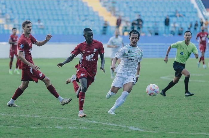 Duel antara pemain PSM Makassar, Latyr Fall, dengan pemain Persib Bandung, Henhen Herdiana, pada pekan keempat Liga 1 2024/2025 di Stadion Batakan, Balikpapan, Rabu (11/9/2024).