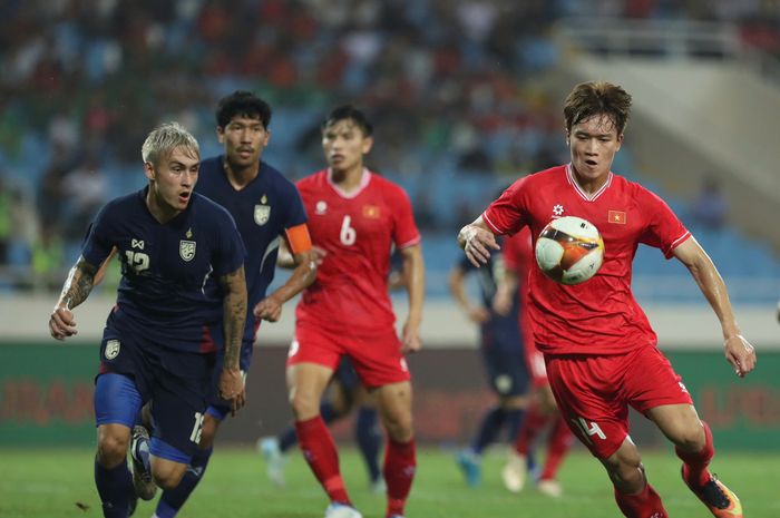 Timnas Vietnam (merah) berhadapan dengan Timnas Thailand dalam laga persahabatan, Selasa (10/9/2024) malam WIB.