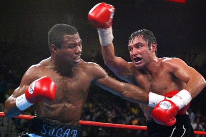 Duel kedua Oscar De La Hoya (kanan) vs Shane Mosley yang berakhir kontroversial pada 13 September 2003 di Las Vegas.