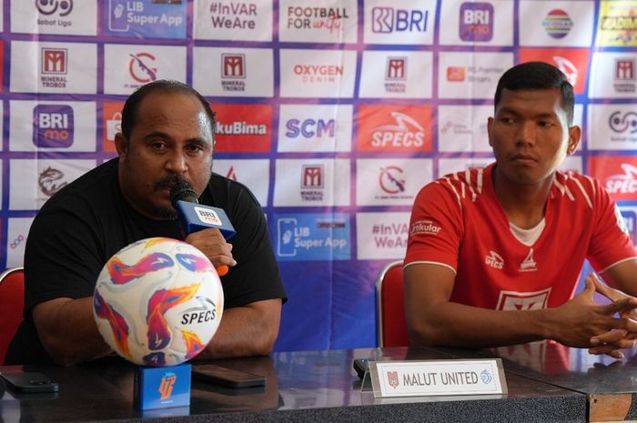 Pelatih Malut United FC, Imran Nahumarury, dan kiper Muhammad Fahri dalam jumpa pers menjelang laga melawan Semen Padang di Liga 1, Kamis (12/9/2024) di Stadion Sultan Agung, Bantul.