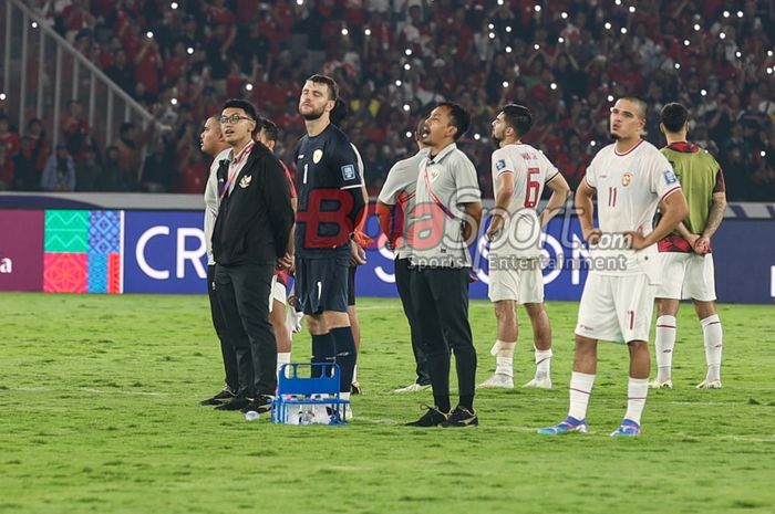 Maarten Paes dan Ragnar Oratmangoen beserta jajaran timnas Indonesia lainnya saat sedang mengikuti nyanyi bersama Tanah Airku di Stadion Utama Gelora Bung Karno, Senayan, Jakarta, Selasa (10/9/2024).