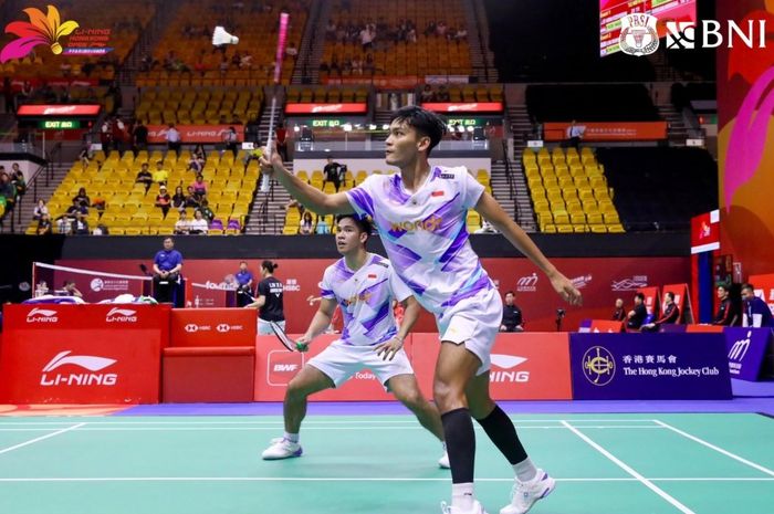 Ganda putra Indonesia, Muhammad Shohibul Fikri, mengantisipasi kok saat tampil bareng Daniel Marthin pada babak 16 besar Hong Kong Open 2024 di Hong Kong Coliseum, Kowloon, Hong Kong, 12 September 2024.