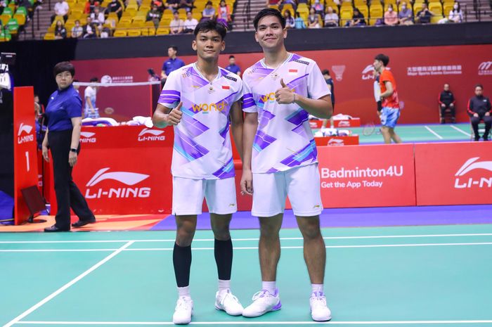 Ganda putra Indonesia, Muhammad Shohibul Fikri/Daniel Marthin berpose setelah pastikan kemenangan pada babak 16 besar Hong Kong Open 2024 di Hong Kong Coliseum, Kowloon, Hong Kong, Kamis (12/9/2024).