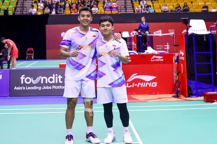 Pose kemenangan Leo Rolly Carnando/Bagas Maulana setelah menjalani babak 16 besar Hong Kong Open 2024 di Hong Kong Coliseum, Kowloon, Hong Kong, Kamis (12/9/2024).