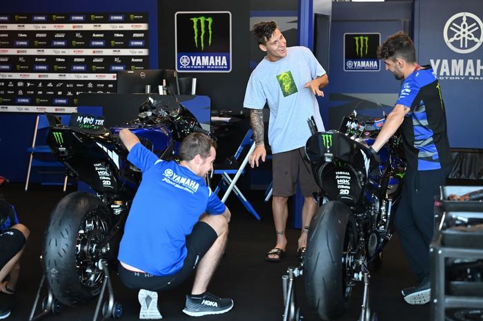 Fabio Quartararo (tengah) berbicara dengan krunya di sela-sela Tes MotoGP Misano di Sirkuit Misano, Rimini, Italia, 9 September 2024.