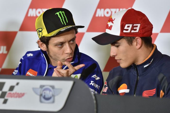 Valentino Rossi (kiri) dan Marc Marquez (kanan) pernah terlibat dalam rivalitas panas pada MotoGP 2015