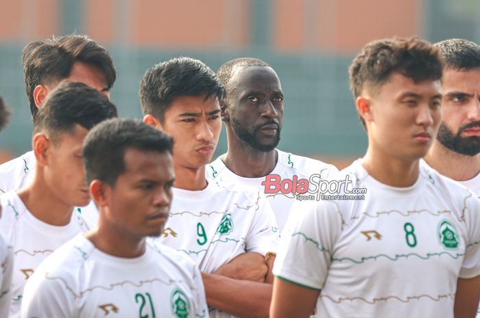 Makan Konate (tengah) bersama sejumlah pemain Persikabo 1973 di Stadion Mini Cibinong, Bogor, Jawa Barat, Jumat (13/9/2024) pagi.