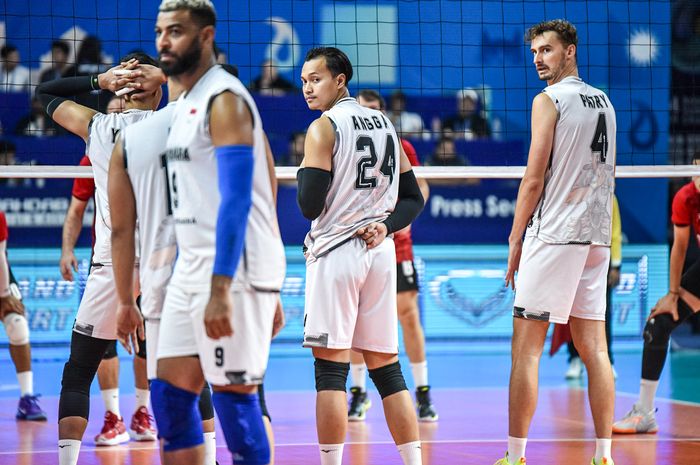 Aksi Jakarta Bhayangkara Presisi saat melawan Al Rayyan Sports Club pada perempat final AVC Club Championship 2024 di Yazd, Iran, 12 September 2024. Dari kiri, menghadap kamera: Earvin Ngapeth, Agil Angga, dan Jean Patry.