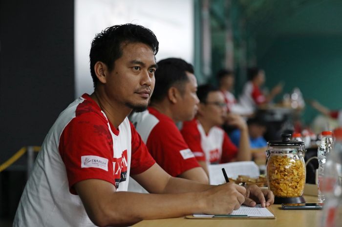 Legenda Ganda Campuran Bulu Tangkis Indonesia, Tantowi Ahmad memantau calon atlet muda PB Djarum pada Audisi Umum yang diselenggarakan di GOR Djarum Jati, Kudus, Jawa Tengah, Jumat (13/9/2024).