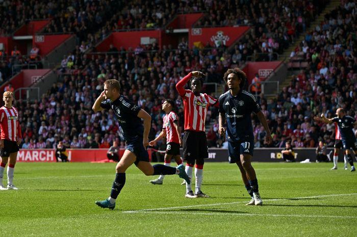 Bek tengah Manchester United, Matthijs de Ligt, melakukan selebrasi gol pada laga pekan ke-4 Liga Inggris melawan Southampton di Stadion St. Mary's, Sabtu (14/9/2024).