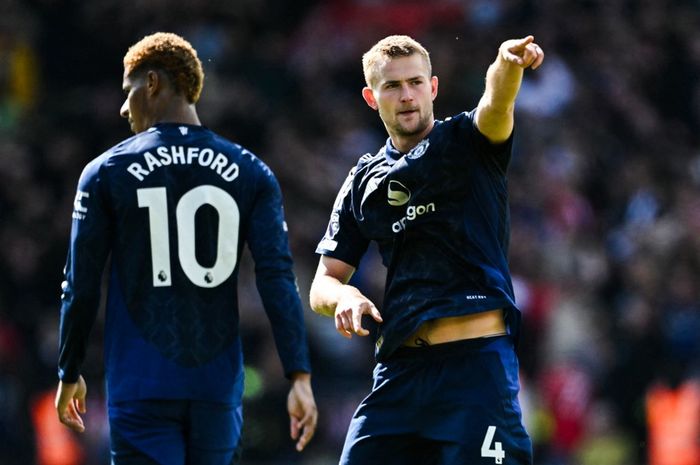 Matthijs de Ligt (kanan) merayakan gol pertamanya untuk Man United dalam duel Liga Inggris di markas Southampton, St Mary's (14/9/2024).