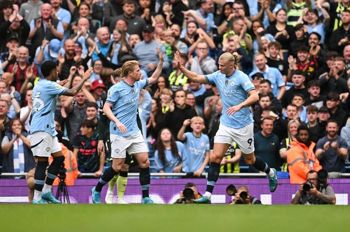 Erling Haaland (kanan) rayakan gol untuk Man City saat hadapi Brentford pada lanjutan Liga Inggris di Etihad Stadium (14/9/2024).