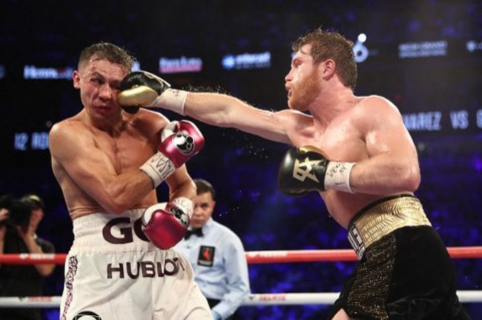Canelo Alvarez (kanan) mengalahkan Gennady Golovkin dalam duel kedua mereka di Las Vegas, 15 September 2018.