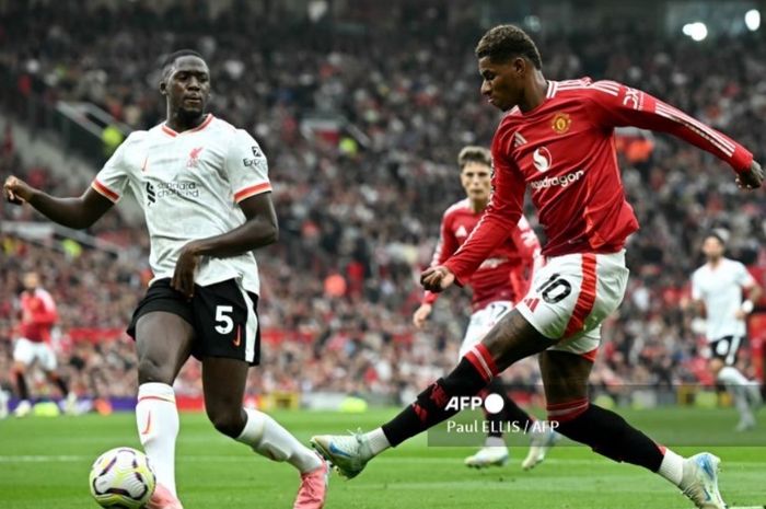 Penyerang Man United, Marcus Rashford, tampil sebagai starter saat menghadapi Liverpool di Stadion Old Trafford, Manchester.