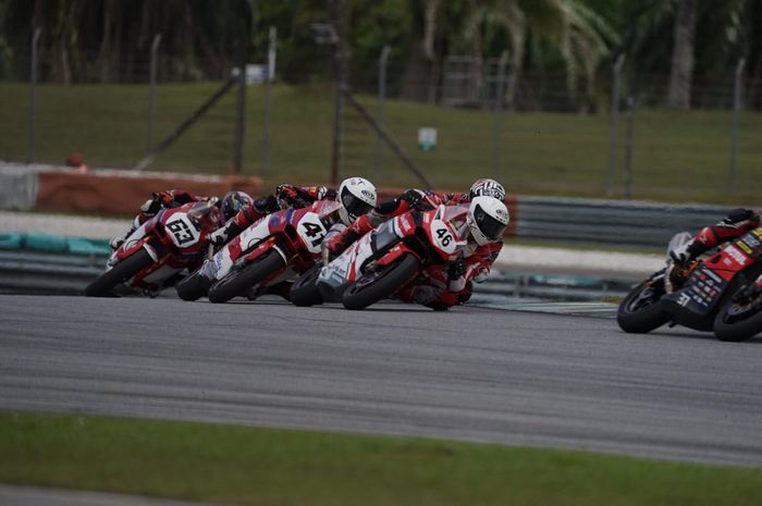 Pembalap Astra Honda Racing Team, Herjun Arna Firdaus (46), meraih kemenangan di balapan pertama putaran kelima AARC 2024 di kelas AP 250, Sabtu (14/9/2024) di Sirkuit Sepang.