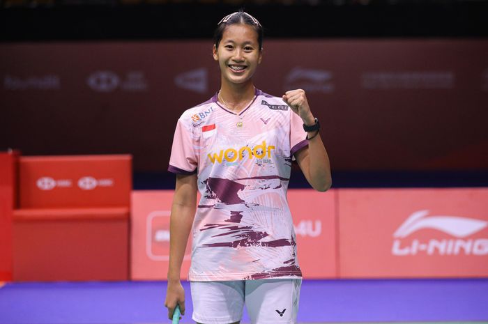 Pebulu tangkis tunggal putri Indonesia, Putri Kusuma Wardani, berpose setelah memastikan diri ke final Hong Kong Open 2024 di Hong Kong Coliseum, Sabtu (14/9/2024).