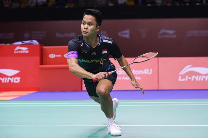 Anthony Sinisuka Ginting mengembalikan shuttlecock ke arah Viktor Axelsen (Denmark) ketika menjalani babak semifinal Hong Kong Open 2024 di Hong Kong Coliseum, Kowloon, Hong Kong, pada Sabtu (15/9/2024).