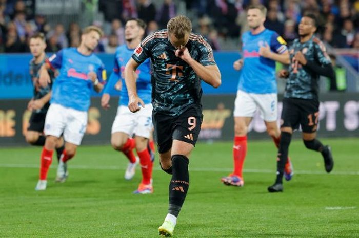 Striker Bayern Muenchen, Harry Kane, merayakan gol ketiganya ke gawang Holstein Kiel dalam laga pekan ke-4 Bundesliga, Sabtu (14/9/2024) di Holstein-Stadion.