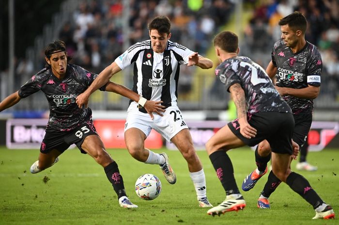 Bek Juventus, Andrea Cambiaso (kiri) dikepung tiga pemain Empoli sekaligus pada laga yang berlangsung di Stadion Carlo Castellani, Sabtu (14/9/2024) malam WIB.