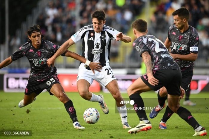 Bek Juventus, Andrea Cambiaso, dikepung pemain Empoli dalam laga pekan ke-4 Liga Italia, Sabtu (14/9/2024) di Stadion Carlo Castellani.