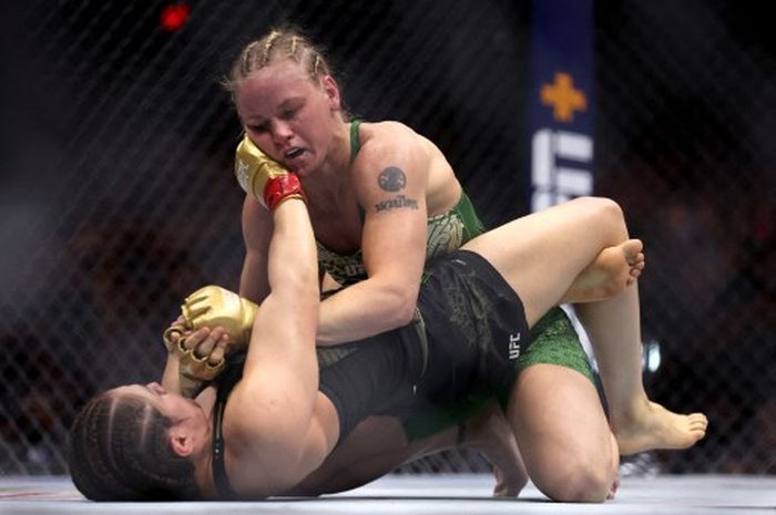 Valentina Shevchenko mendominasi Alexa Grasso dalam pertarungan gulat untuk merebut sabuk juara kelas terbang perempuan di UFC 306, Minggu (15/9/2024) WIB di Sphere, Las Vegas.