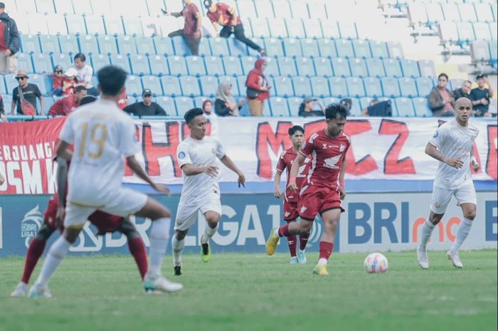 Suasana pertandingan antara PSM Makassar Vs Arema FC dalam laga kelima Liga 1 2024/2026 di Stadion Batakan, Balipapan, Minggu (15/9/2024).