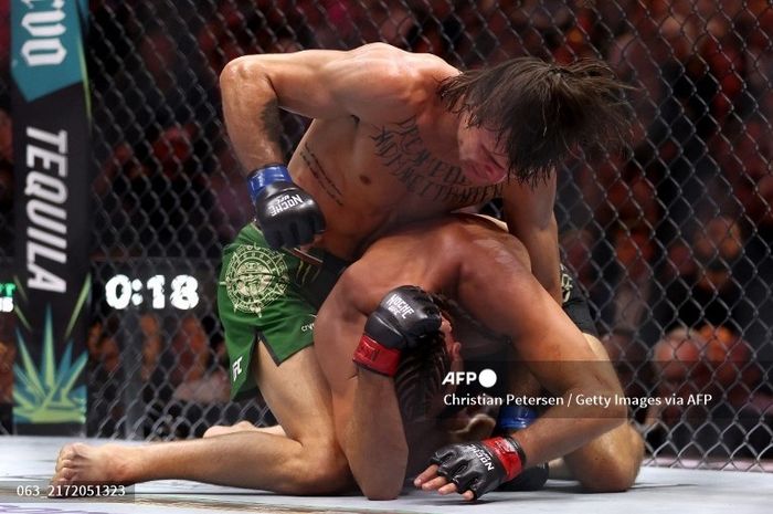 Pertandingan kelas bantam antara Diego Lopes (atas) dan Brian Ortega (bawah) pada UFC 306 yang digelar di Sphere, Las Vegas, Amerika Serikat, Sabtu, 14 September 2024