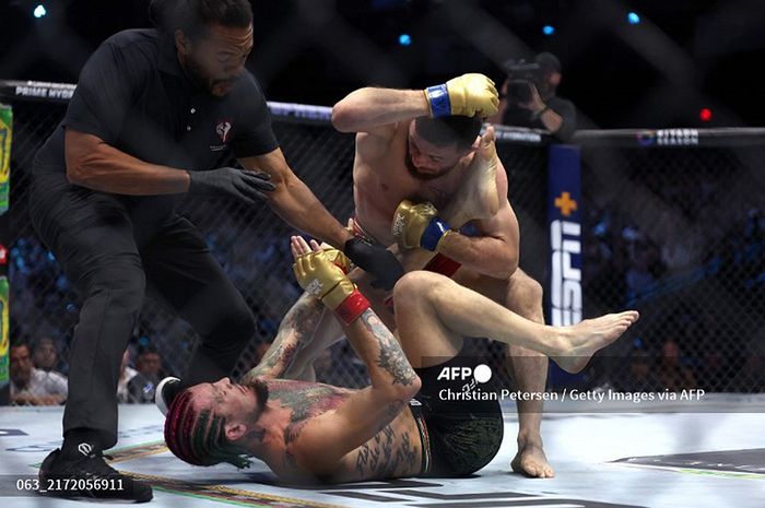 LAS VEGAS, NEVADA - SEPTEMBER 14: (L-R) Referee Herb Dean separates Sean O&rsquo;Malley of the United States and Merab Dvalishvili of Georgia during their fight for the bantamweight title during UFC 306: Riyadh Season Noche at Sphere on September 14, 2024 in Las Vegas, Nevada.   Christian Petersen/Getty I