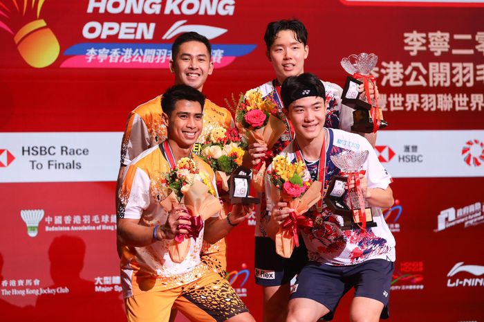 Ganda putra Indonesia, Sabar Karyaman Gutama/Moh Reza Pahlevi Isfahani (jersei kuning), berpose bersama pasangan Korea Selatna, Kang Min-hyuk/Seo Seung-jae, di podium setelah final Hong Kong Open 2024 di Hong Kong Coliseum, Kowloon, Hong Kong, 15 September 2024.