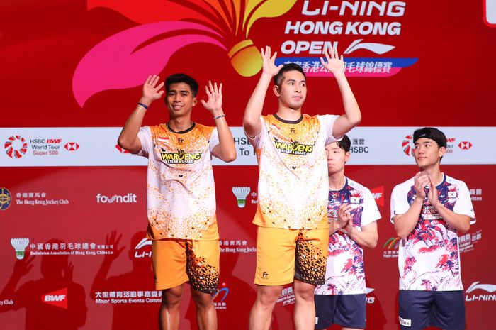 Ganda putra Indonesia, Sabar Karyaman Gutama/Moh Reza Pahlevi Isfahani (jersei kuning), berdiri di atas podium kedua setelah final Hong Kong Open 2024 di Hong Kong Coliseum, Kowloon, Hong Kong, 15 September 2024.