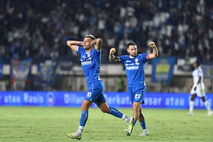 Pemain Persib Bandung, Tyronne del Pino melakukan selebrasi setelah mencetak gol ke gawang PSIS Semarang, Minggu (15/9/2024).