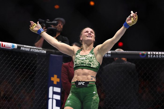 Valentina Shevchenko bereaksi setelah mengalahkan Alexa Grasso dalam pertarungan gelar juara dunia kelas terbang wanita pada UFC 306 di Sphere, Nevada, AS, 14 September 2024.   