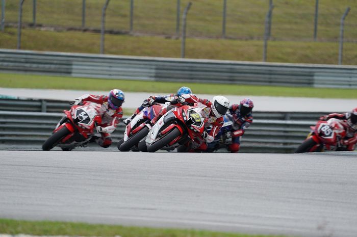 Pembalap Astra Honda, M. Adenanta Putra (21), finis di podium kedua dalam balapan kedua kelas SS600 Asia Road Race Championship 2024 Seri Sepang, Minggu (15/9/2024).