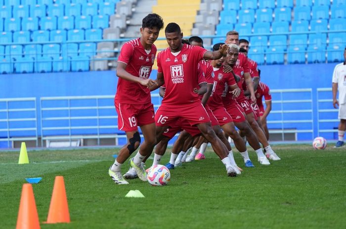 Para pemain Malut United FC dalam sesi latihan resmi menjelang laga Liga 1 melawan Borneo FC, Senin (16/9/2024) di Stadion Batakan, Balikpapan.