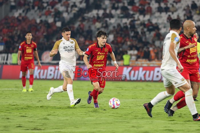 Ryo Matsumura (kanan) sedang menguasai bola dan dibayangi Alexis Nahuel Messidoro (kiri) laga pekan kelima Liga 1 2024 antara Persija versus Dewa United di Stadion Utama Gelora Bung Karno, Senayan, Jakarta, Senin (16/9/2024) malam.