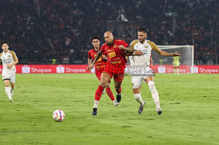 Gustavo Almeida (tengah) sedang berebut bola dengan Angelo Rafael Teixeira Alpoim Meneses (kanan) laga pekan kelima Liga 1 2024 antara Persija versus Dewa United di Stadion Utama Gelora Bung Karno, Senayan, Jakarta, Senin (16/9/2024) malam.