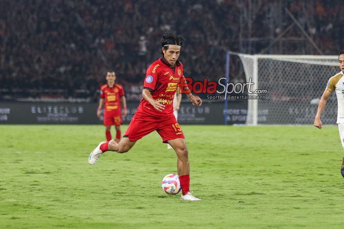 Pemain Persija Jakarta, Hanif Sjahbandi, sedang menguasai bola saat bertanding di Stadion Utama Gelora Bung Karno, Senayan, Jakarta, Senin (16/9/2024) malam.