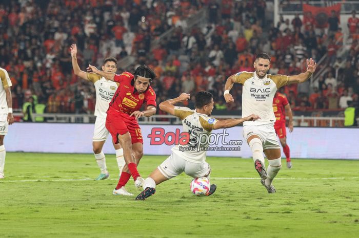 Hanif Sjahbandi (kiri) sedang menendang bola dalam laga pekan kelima Liga 1 2024 antara Persija versus Dewa United di Stadion Utama Gelora Bung Karno, Senayan, Jakarta, Senin (16/9/2024) malam.