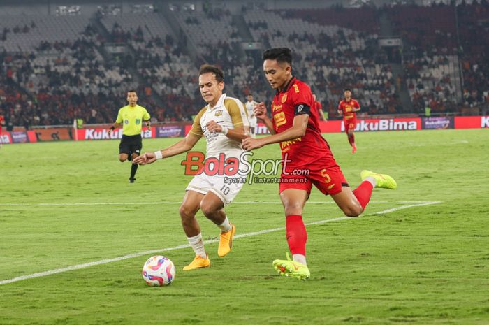 Egy Maulana Vikri (kiri) dan Rizky Ridho (kanan) sedang berebut bola laga pekan kelima Liga 1 2024 antara Persija versus Dewa United di Stadion Utama Gelora Bung Karno, Senayan, Jakarta, Senin (16/9/2024) malam.