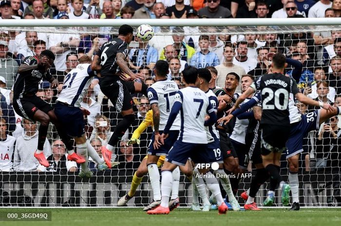 Bek Arsenal, Gabriel Magalhaes, mencetak gol sundulan ke gawang Tottenham Hotspur pada laga pekan ke-4 Liga Inggris 2024/2025.