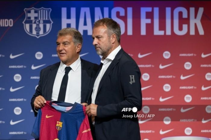 Presiden Barcelona, Joan Laporta (kiri), berpose dengan pelatih Hansi Flick dalam momen perkenalan arsitek anyar asal Jerman tersebut.