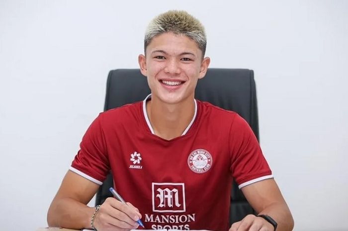 Pemain keturunan Vietnam kelahiran Amerika Serikat, Zan Nguyen, 18 tahun, memilih putus kuliah demi bermain di Liga Vietnam.