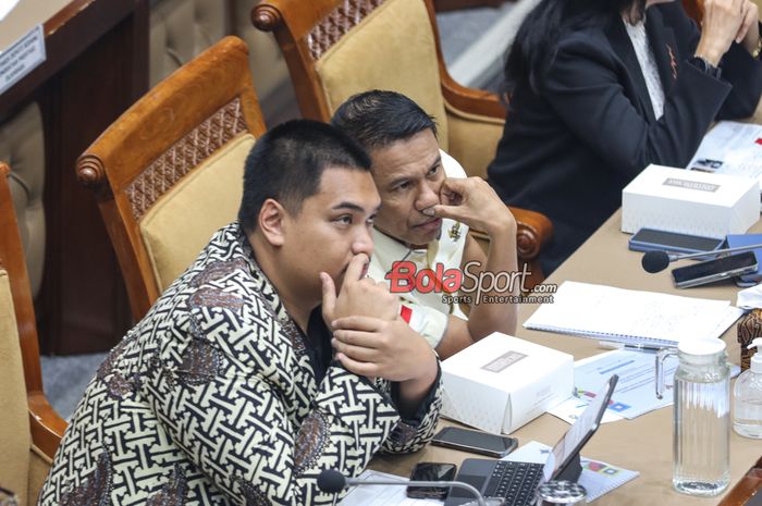 Menteri Pemuda dan Olahraga Republik Indonesia, Dito Ariotedjo (kiri) dan Sekretaris Jendral PSSI, Yunus Nusi (kanan), saat hadir di Ruang Rapat Komisi X DPR RI, Senayan, Jakarta, Selasa (17/9/2024).