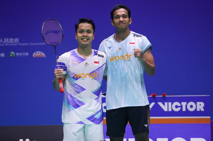 Anthony Sinisuka Ginting (kiri) dan Chico Aura Dwi Wardoyo, dua tunggal putra Indonesia berfoto bersama usai saling berhadapan pada babak pertama China Open 2024