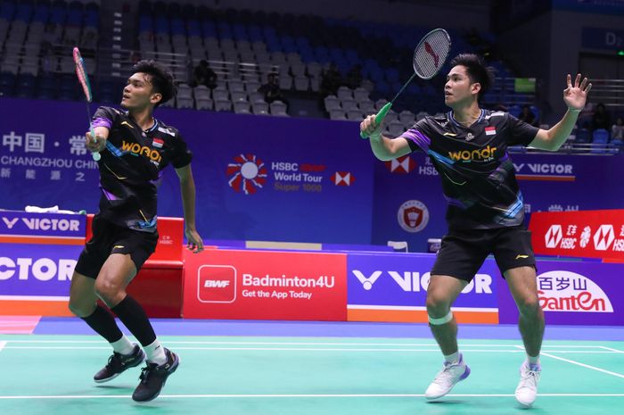 Pasangan ganda putra Indonesia, Muhammad Shohibul Fikri/Daniel Marthin, pada babak pertama China Open 2024  di Olympic Sports Center Gymnasium, Changzhou, China, Selasa (17/9/2024).