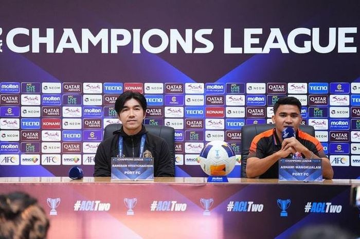 Pelatih Port FC Rangsan Viwatchaichok (kiri) dan Asnawi Mangkualam (kanan) saat memberi keterangan kepada media jelang lawan Persib Bandung di AFC Champions League Two (ACL 2), di Stadion Si Jalak Harupat, Kabupaten Soerang, Bandung, Rabu (18/9/2024).