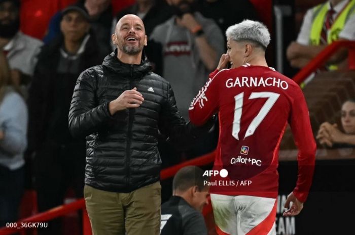 Erik ten Hag (kiri) tampak semringah setelah mengantarkan Manchester United memenangi laga babak ketiga Piala Liga Inggris 2024-2025 melawan Barnsley.